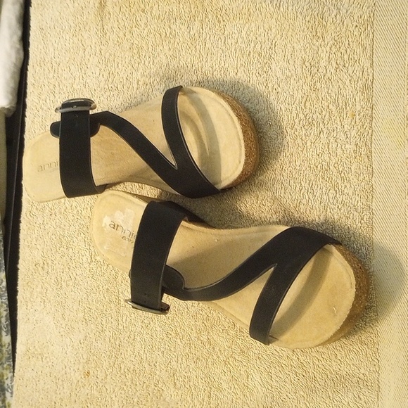 Black and tan slip on heels - Picture 2 of 6